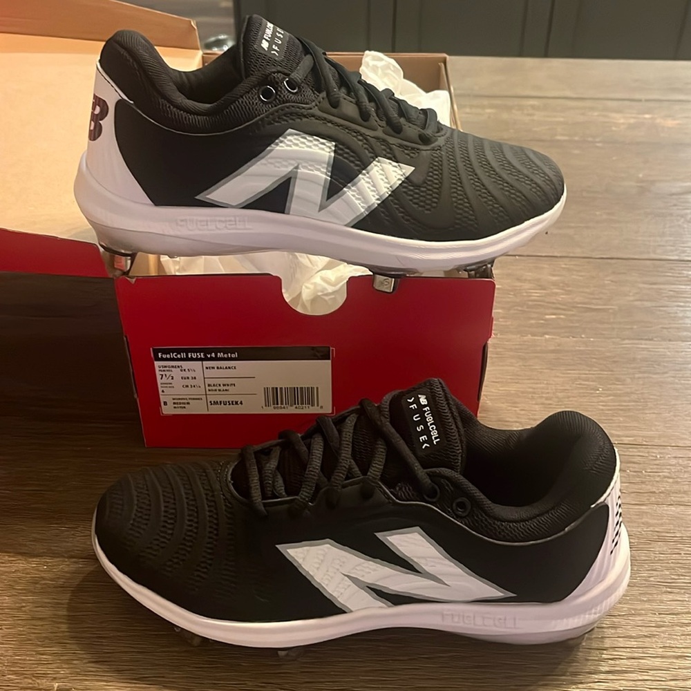 Women's New Balance FuelCell Metal Softball Cleats Size 7.5